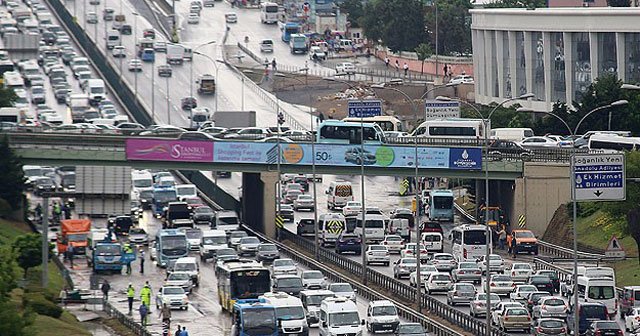 İstanbul&#039;da sağanak yağış trafiği felç etti