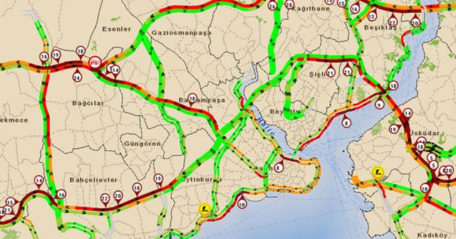 İstanbul&#039;da yağmur yağdı, trafik kilitlendi