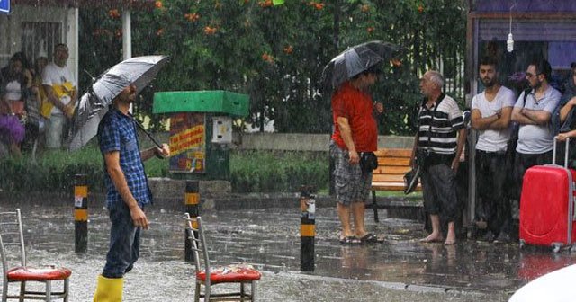 İzmir&#039;de hayat felç, AVM çatısı çöktü 2 yaralı