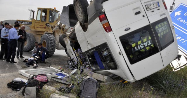 Kahramanmaraş&#039;ta öğrenci servisi kaza yaptı, 16 yaralı