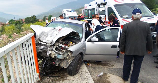 Kastamonu&#039;da otomobil köprü direğine saplandı, 1 ölü, 3 yaralı