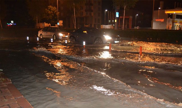 Kayseri&#039;de sağanak hayatı felç etti