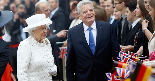 Kraliçe Elizabeth Almanya’da resmi törenle karşılandı