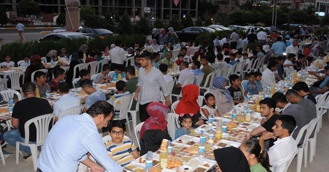 Mardin&#039;de Suriyelilere İyilik Sofrası iftarı