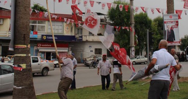 MHP&#039;liler ve polis arasında bayrak gerginliği