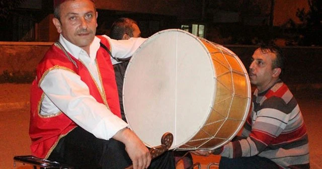 Motosiklet sepetinde davul çalıyor