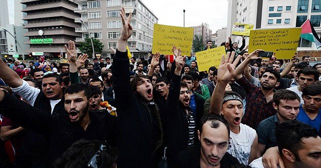 Mursi&#039;ye idam kararı İstanbul&#039;da protesto edildi