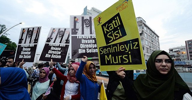 Mursi&#039;ye idam kararı İstanbul&#039;da protesto edildi