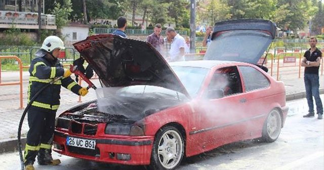 Otomobilleri yanan genç kız gözyaşlarına boğuldu