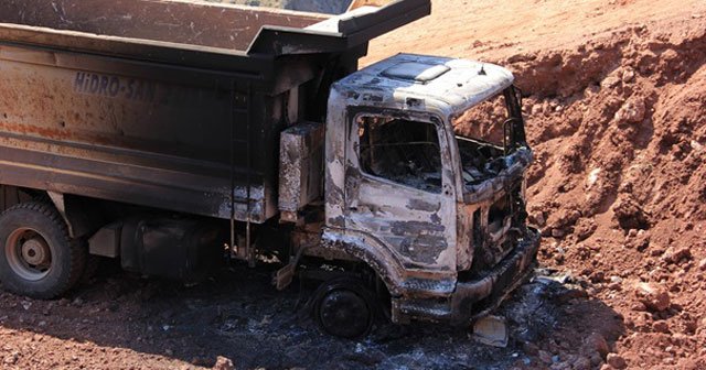 PKK baraj inşaatını basıp kamyonları yaktı