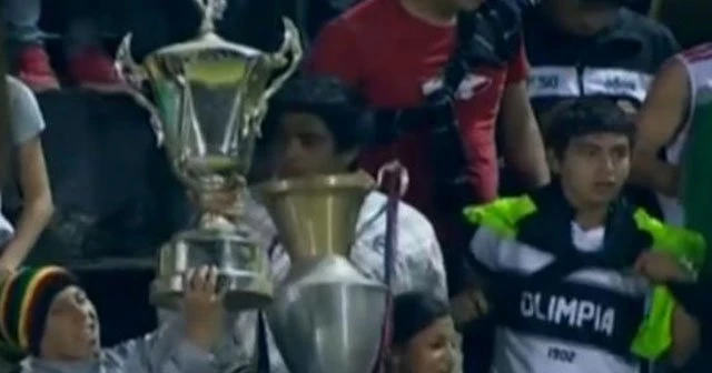 Rakip takım taraftarları müzeden kupaları çaldı