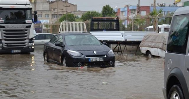 Sağanak yağış kenti felç etti