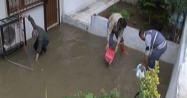 Sağanak yağış rögarları patlattı, evleri su bastı