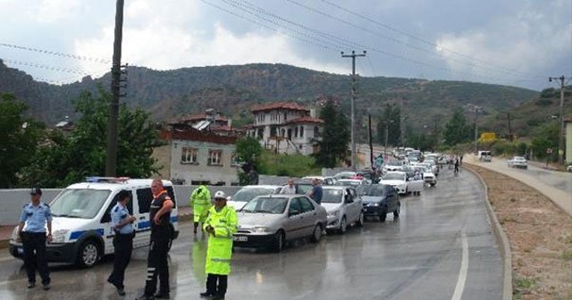 Sağanak yağış trafiği kilitledi