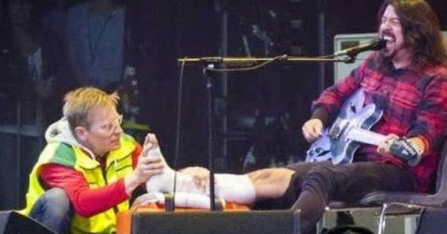Sahnede ayağını kırdı, konsere devam etti