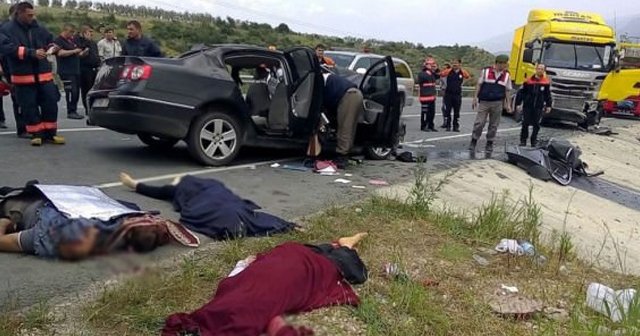 Sakarya&#039;da feci kaza, 4 ölü 3 yaralı