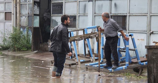 Şiddetli yağış sonrası yollar göle döndü