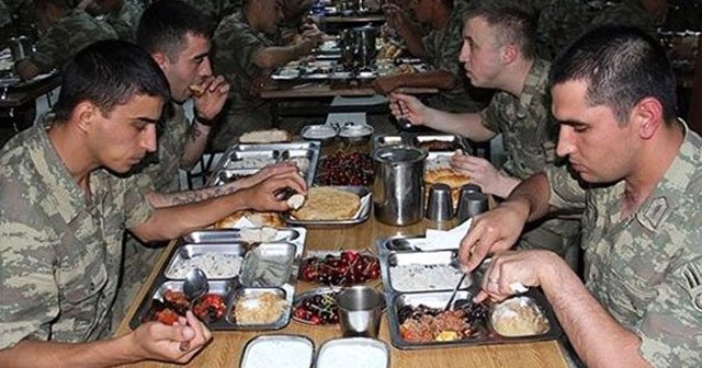 Sınırda Mehmetçik ilk iftarını açtı