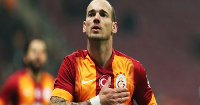 Sneijder imzayı atıyor