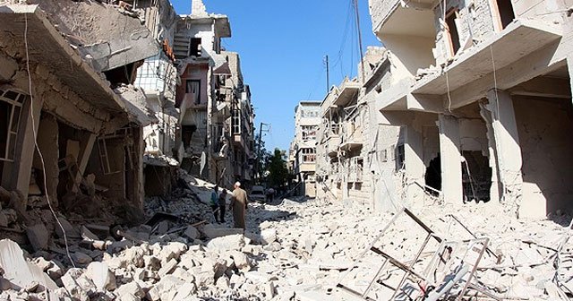 Suriye&#039;de rejim güçleri 500 evi yıktı