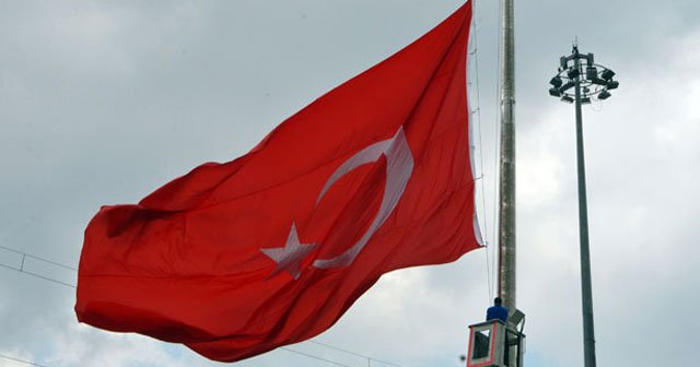 Taksim&#039;de dev Türk bayrağı yarıya indirildi