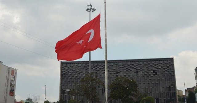 Taksim&#039;deki dev Türk bayrağı yarıya indirildi