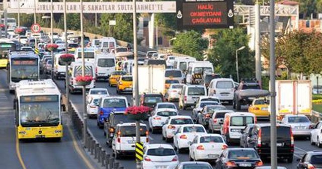 Tatilciler yola çıkınca, İstanbul trafiği kilitlendi