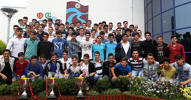 Trabzonspor&#039;dan şampiyonlara plaket