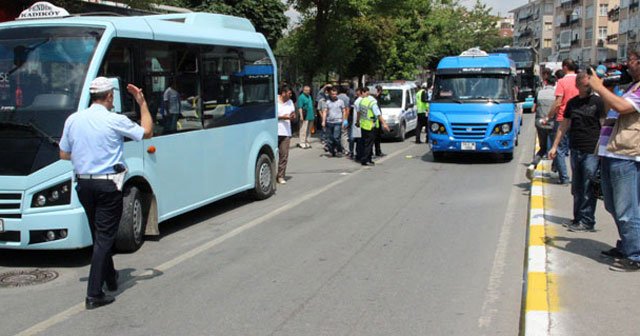 Trafik polisi tartıştığı minibüsçüyü bacağından vurdu