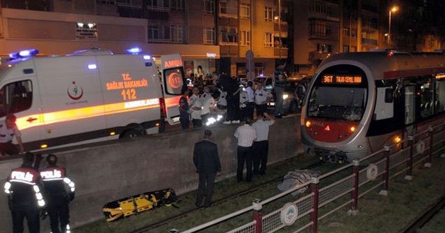 Tramvayın altında 25 metre sürüklenen yaya öldü