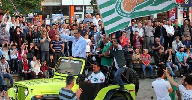 Yeşilgiresun&#039;un şampiyonluk kupası kente getirildi