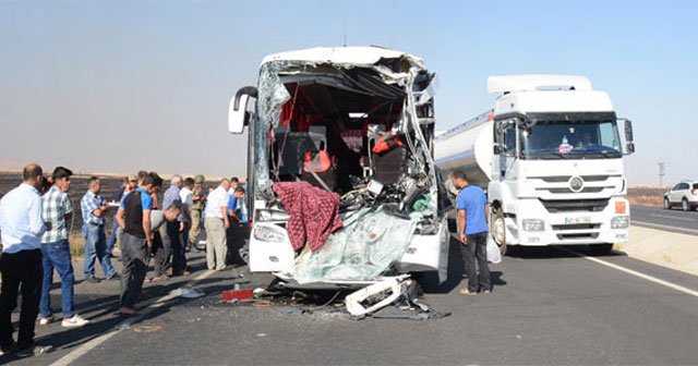 Yolcu otobüsü tankere çarptı, 2 ölü, 13 yaralı