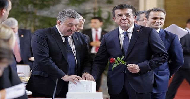 Zeybekci, &#039;Faiz indirimi ekonominin yararınadır&#039;