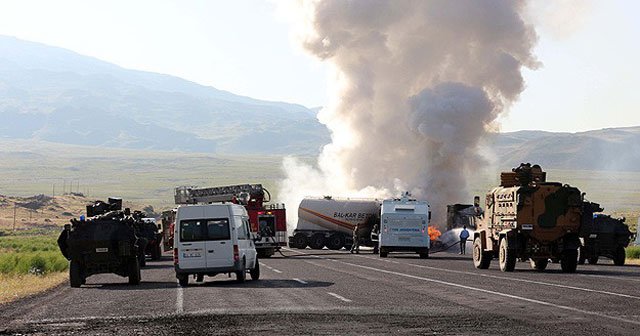 Ağrı&#039;da teröristler yol kesip iş makinesi yaktı