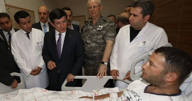 Başbakan Ahmet Davutoğlu, yaralı askerleri ziyaret etti