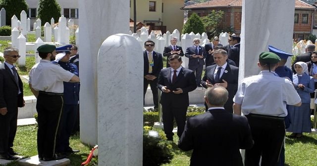 Başbakan Aliya İzzetbegoviç&#039;in kabrini ziyaret etti