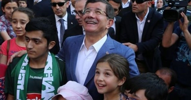 Başbakan Davutoğlu&#039;na çocuklardan sevgi seli