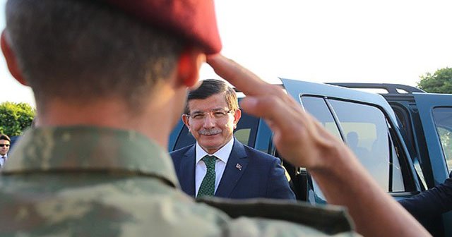 Başbakan Davutoğlu&#039;ndan &#039;Bordo Bereliler&#039;e ziyaret