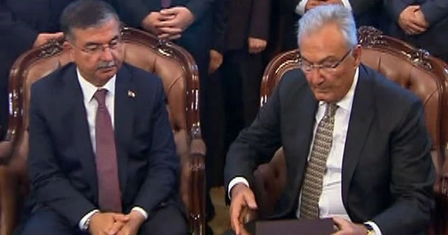 Baykal, görevi Yılmaz'a devretti