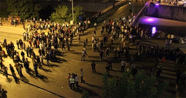 Bayram günü evsiz kalan vatandaşlar yolu kapattı