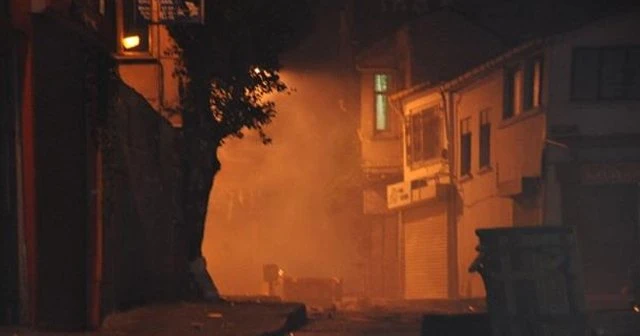 Beyoğlu’nda ateş yakarak yol kapattılar