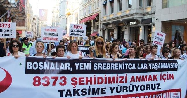 Beyoğlu’nda Srebrenitsa soykırımı yürüyüşü