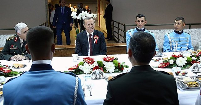 Cumhurbaşkanı Erdoğan Muhafız Alayı'nda iftar yaptı