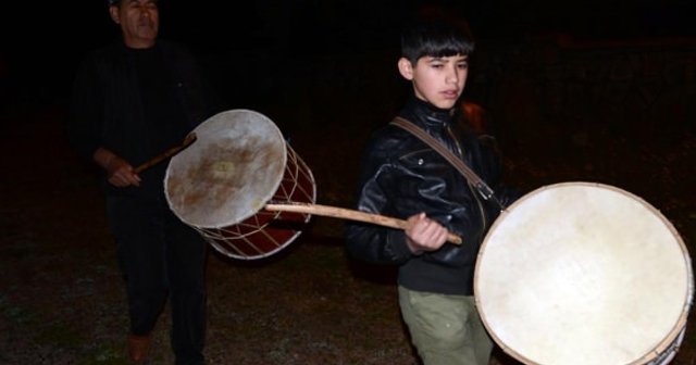 Davulcular son sahur için çaldı