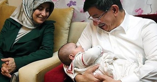 Davutoğlu Türkmen aile ile iftar yaptı