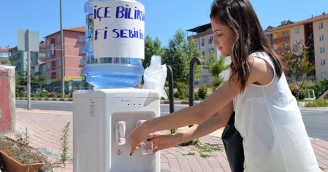 Dükkanın önüne koyduğu sebil vatandaşları rahatlatıyor