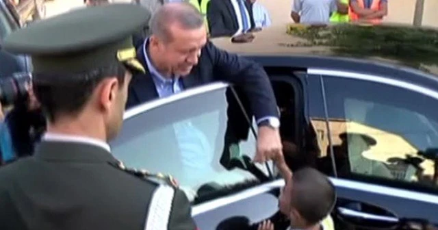 Erdoğan, çocuklara bayram harçlığı dağıttı