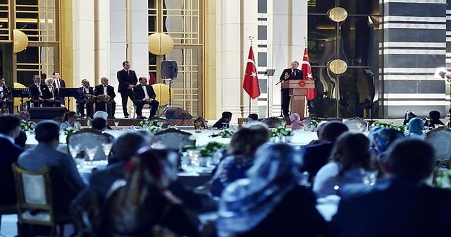 Erdoğan yardımda bulunduğu ailelerle iftarda buluştu