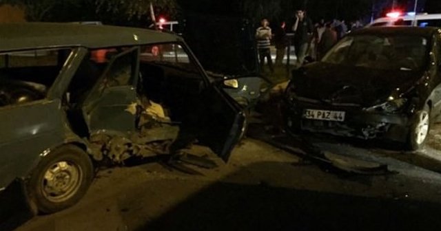 Erzurum&#039;da iki otomobil çarpıştı, 7 yaralı