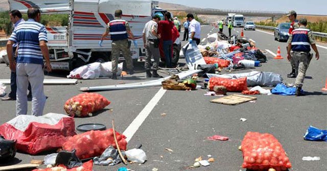 Hatay&#039;da işçileri taşıyan kamyon kaza yaptı, 3 ölü, 13 yaralı